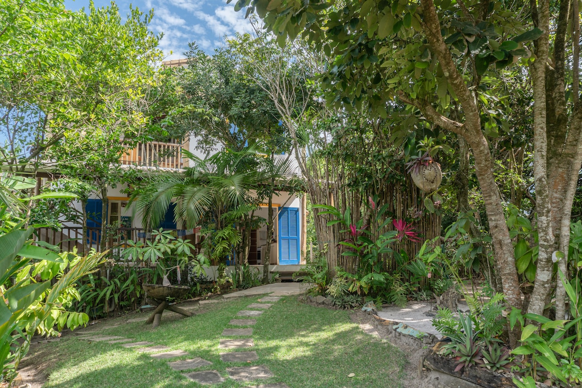 Casa térrea com piscina a pertinho da praia