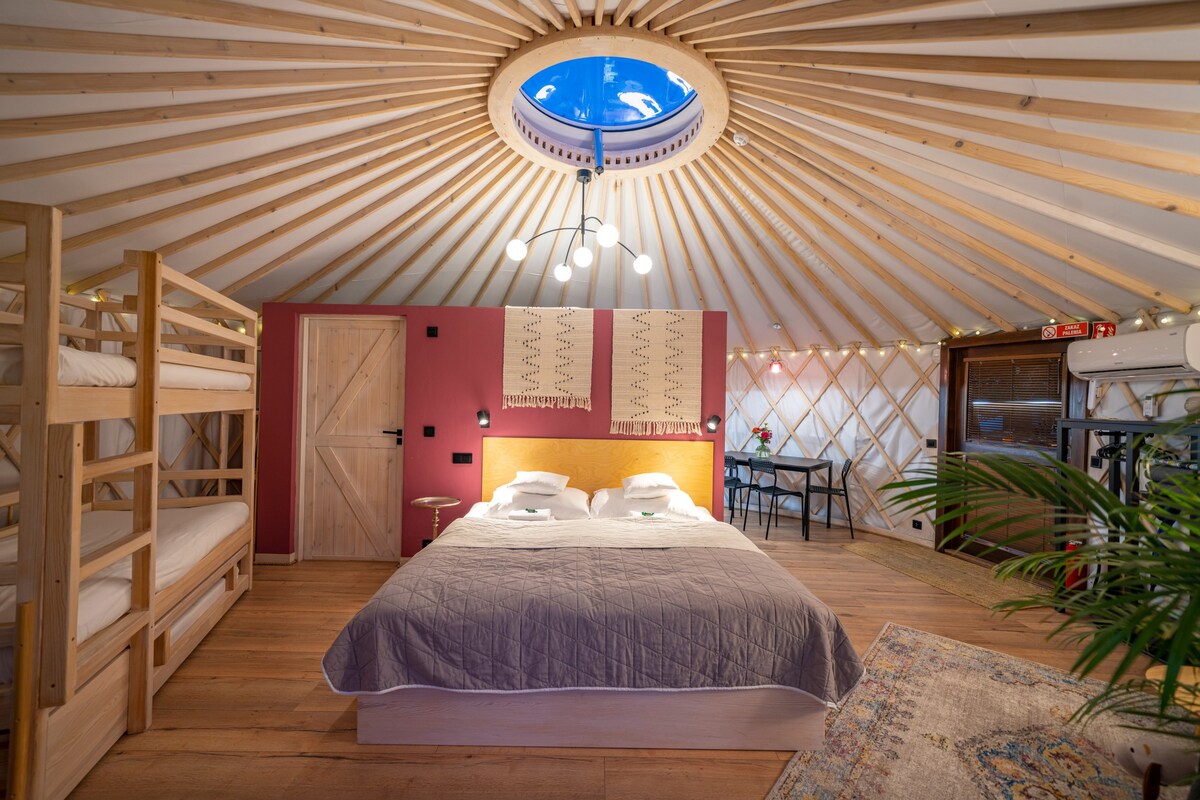 Izera Glamping - Luxury Yurts & Spa (red yurt)