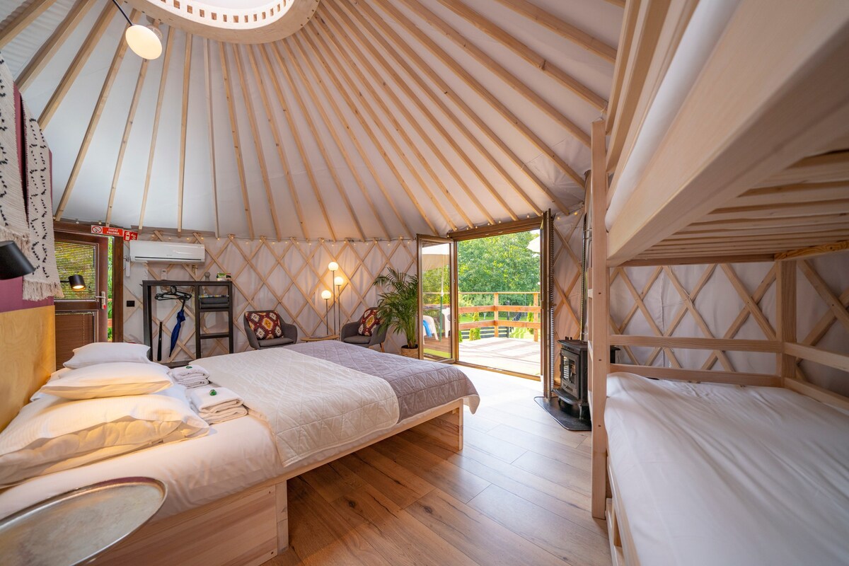 Izera Glamping - Luxury Yurts & Spa (red yurt)