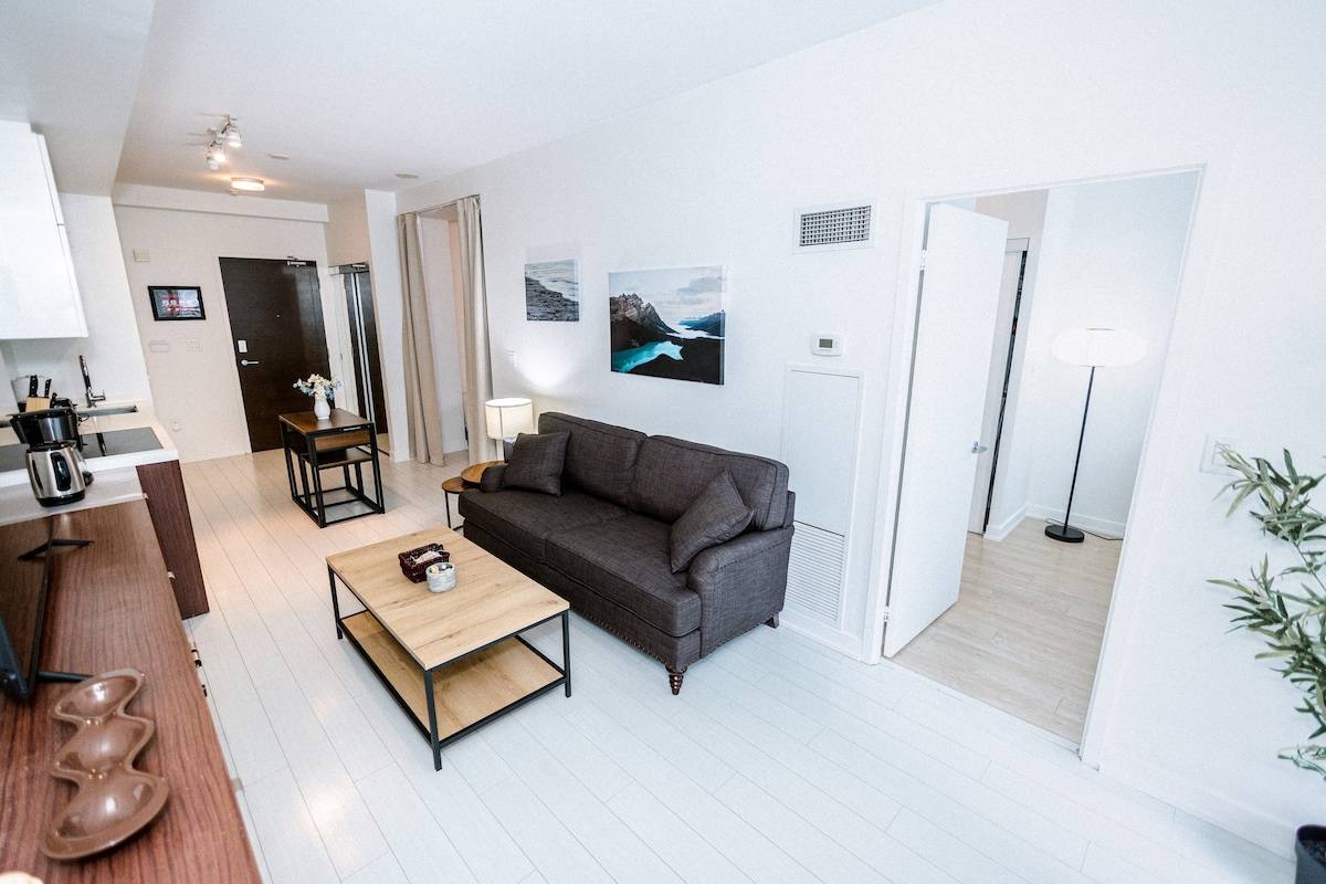Modern Condo in Downtown Toronto with free parking