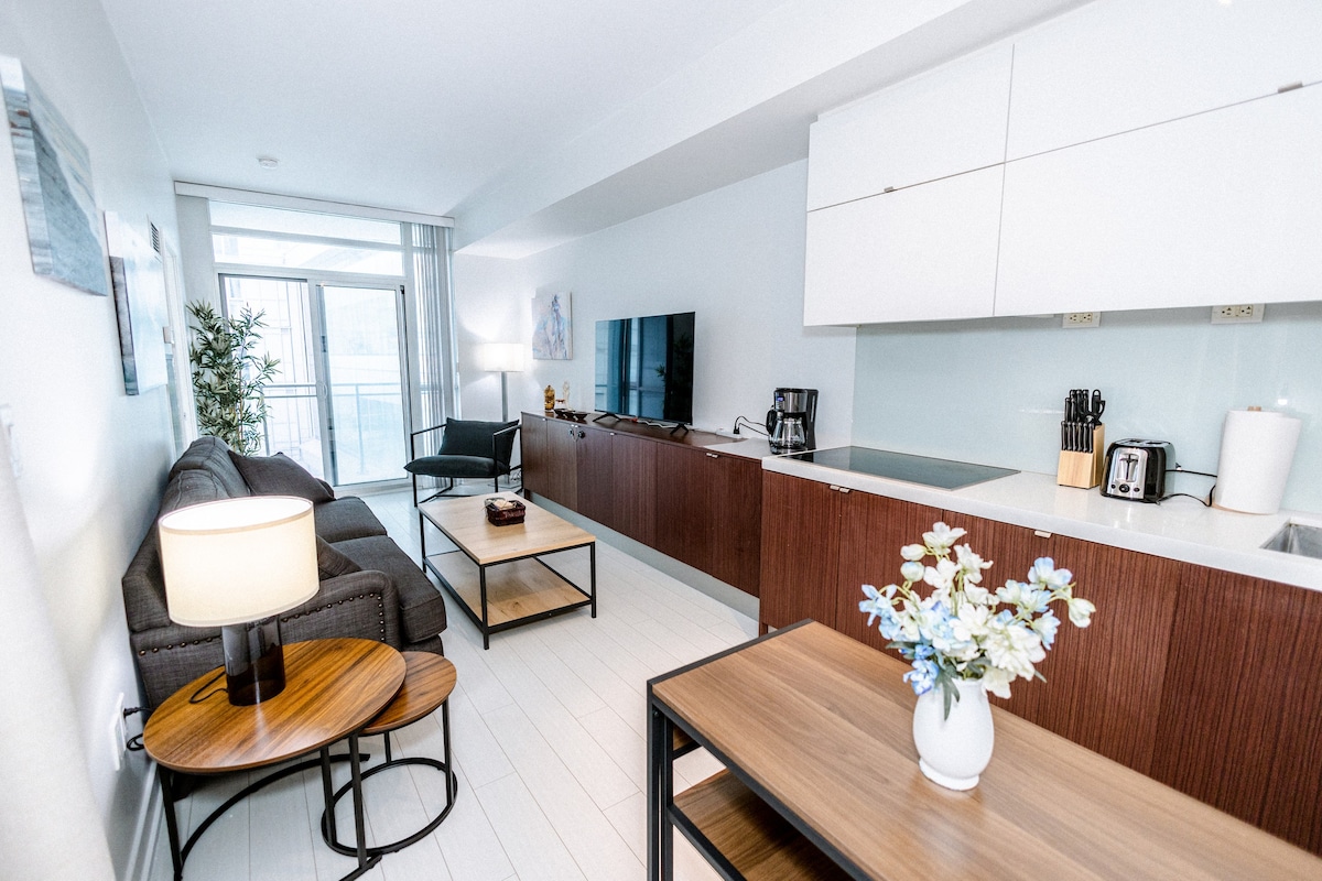 Modern Condo in Downtown Toronto with free parking