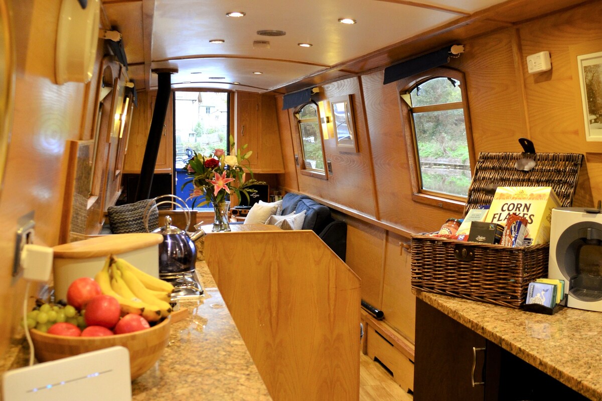 The King of Diamonds Narrowboat : 1 - 6 guests