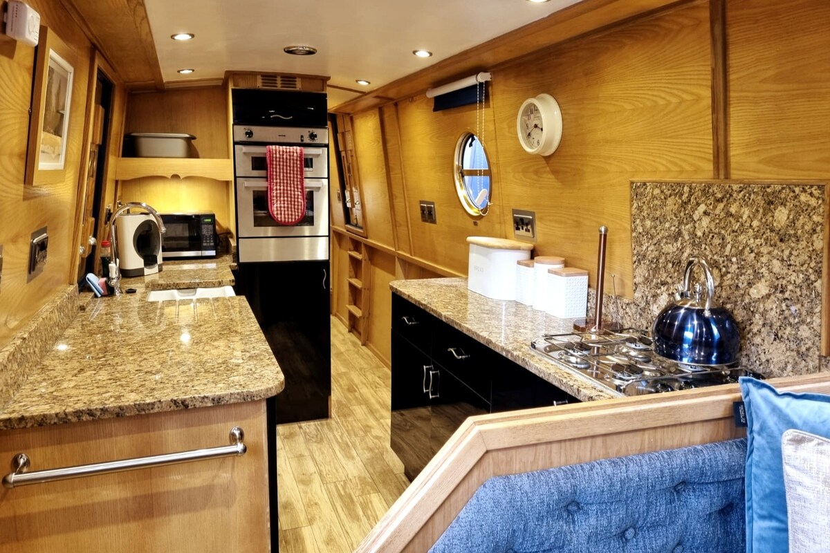 The King of Diamonds Narrowboat : 1 - 6 guests