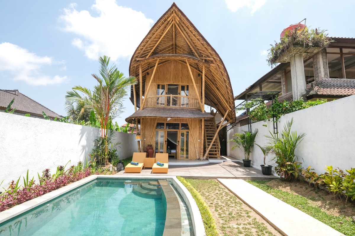 A Luxurious 2-Storey Bamboo in Ubud's Heart
