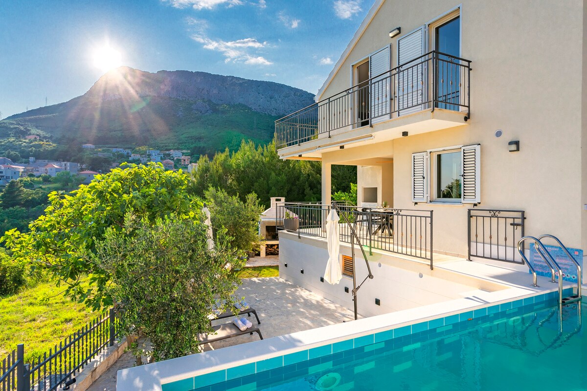 Villa Clissa Paradisum with private heated pool