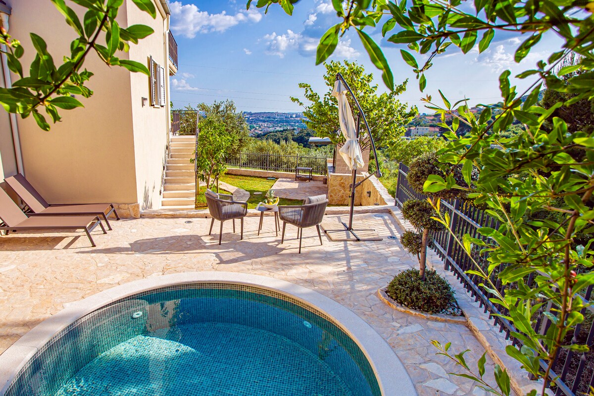 Villa Clissa Paradisum with private heated pool