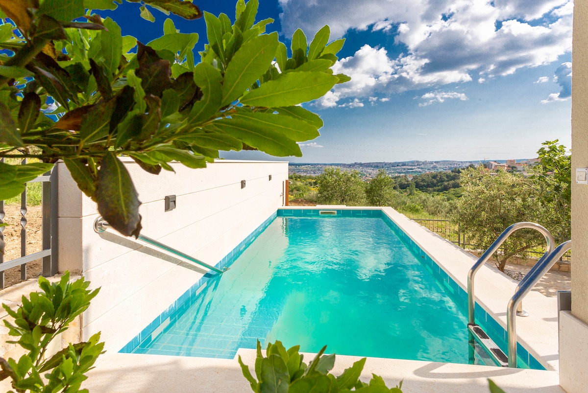 Villa Clissa Paradisum with private heated pool