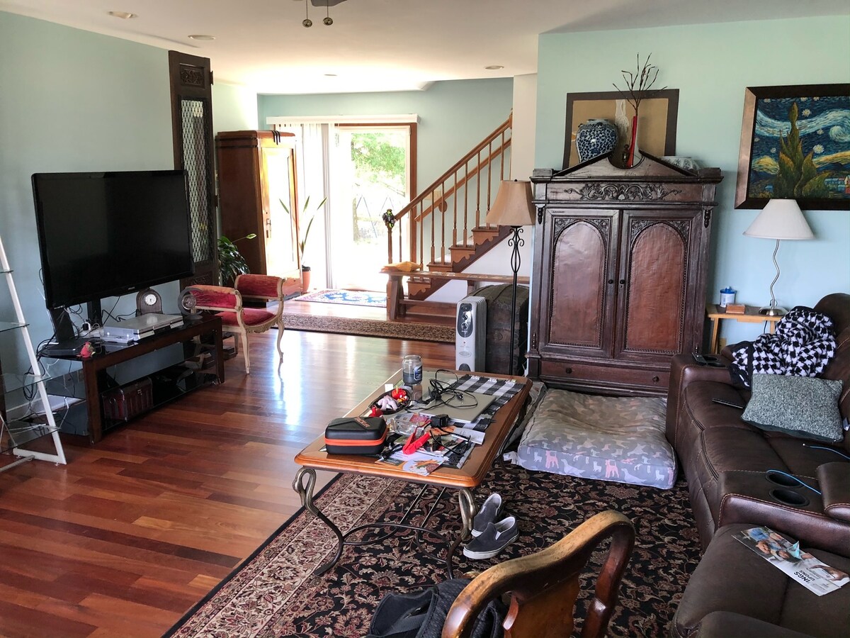 Furnished 6-bed Richmond suburb