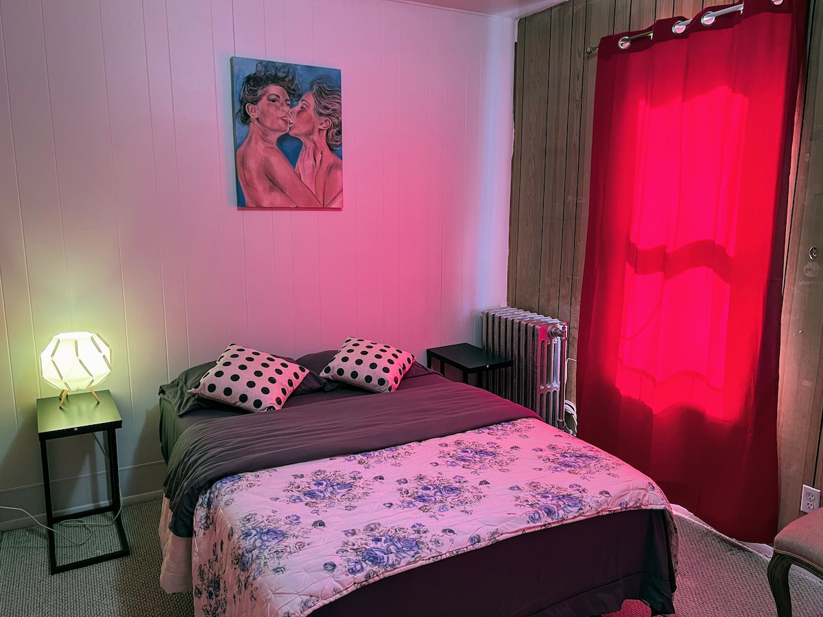 Spacious private bedroom in safe Astoria