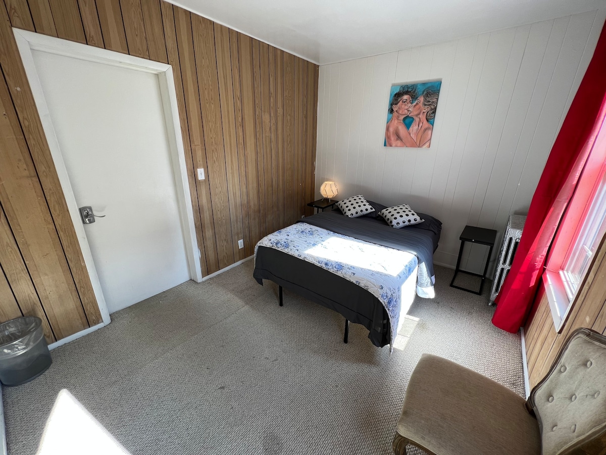 Spacious private bedroom in safe Astoria