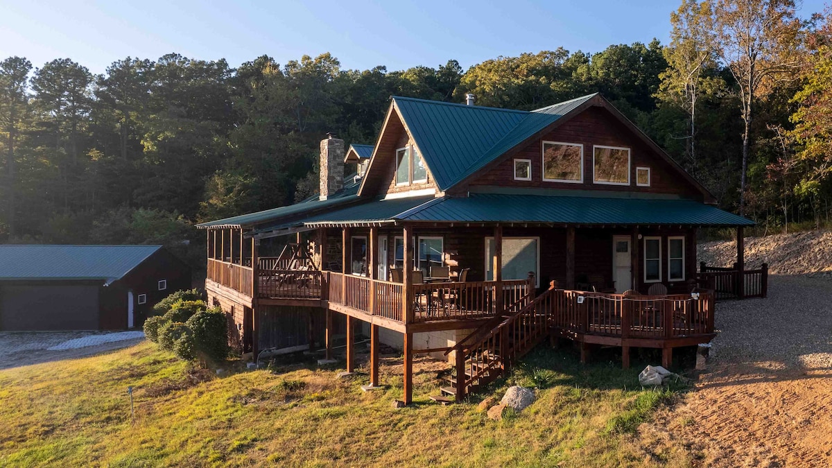 NEW! Canyon's Edge Cabin-views, hot tub, fire pit