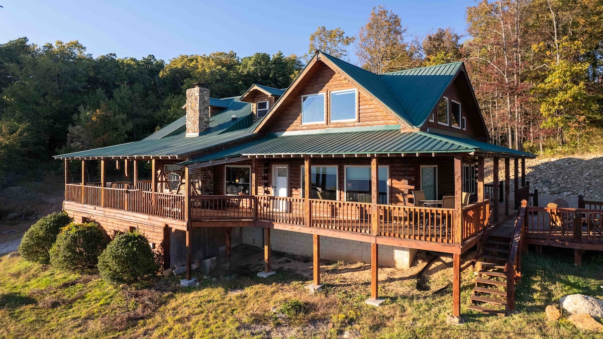 NEW! Canyon's Edge Cabin-views, hot tub, fire pit