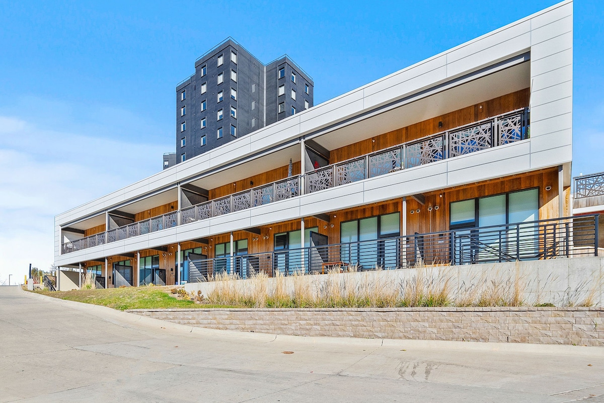 Near Wells Fargo Loft With Private Terrace and Gym