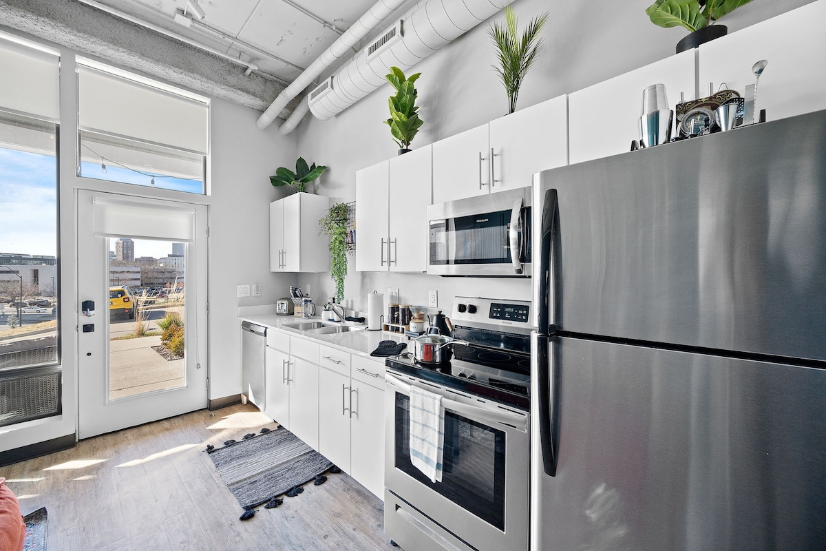 Near Wells Fargo Loft With Private Terrace and Gym