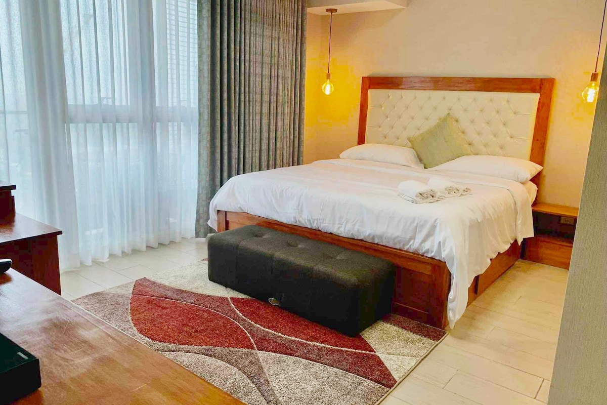 Uptown BGC-Simple & Elegant 4BR 10pax
Free Parking