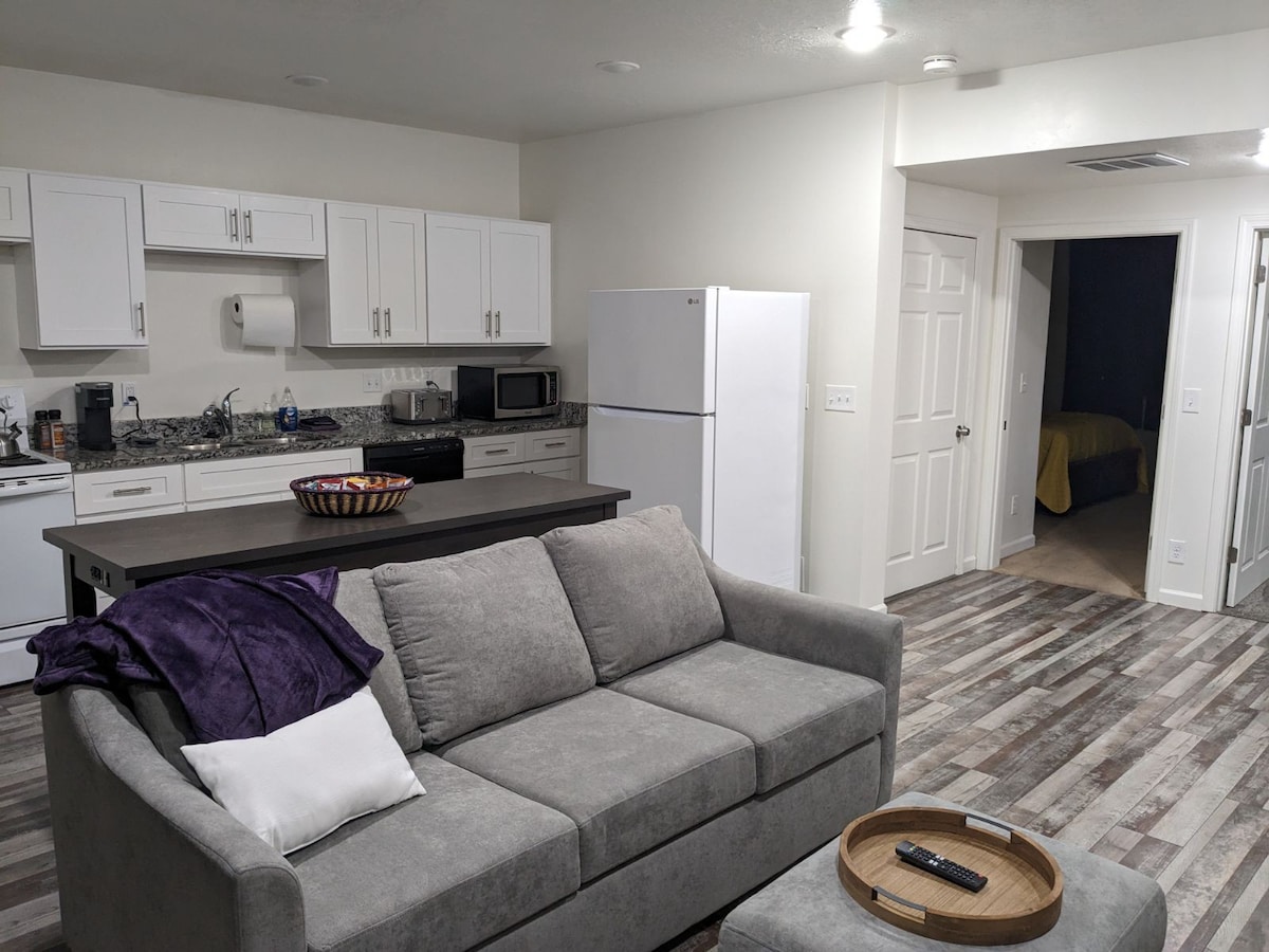 Downtown Oasis: 2BR/1BA Sleeps 6