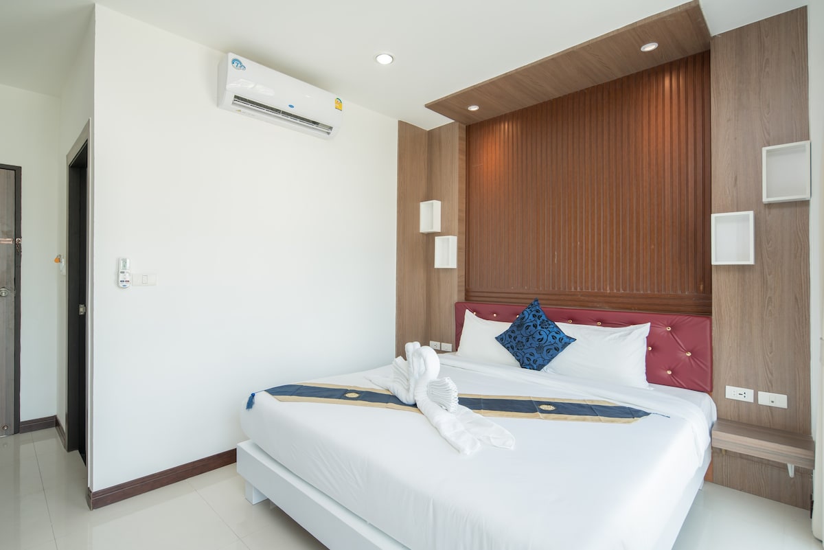 δ A standard dble room baan thai close to beach δ