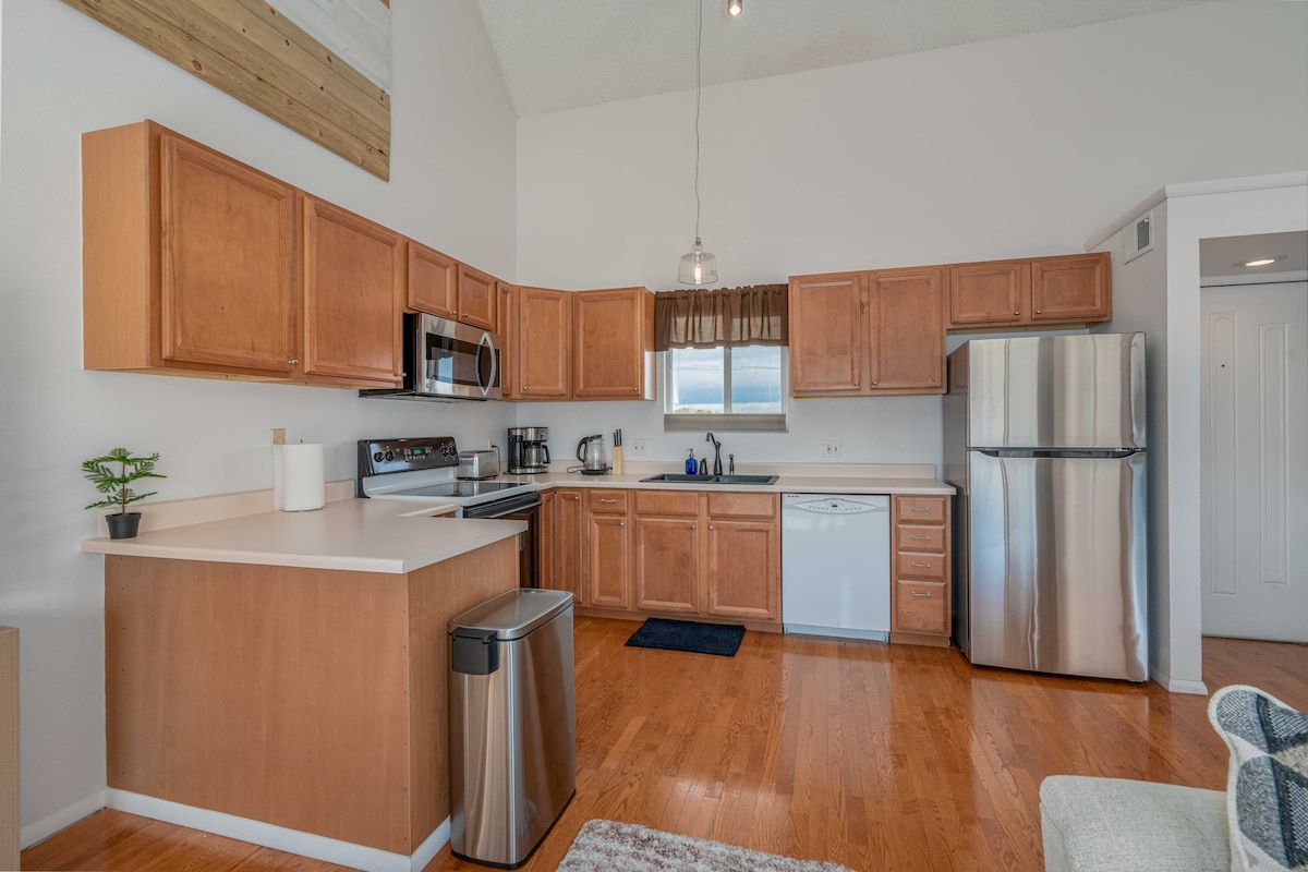 Condo Loft with Mountain View