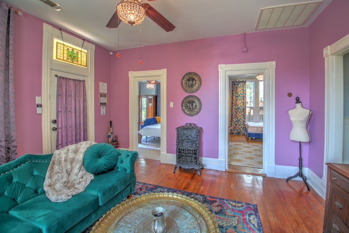 Enchanting 1901 Victorian + Walk to Bathouse Row!