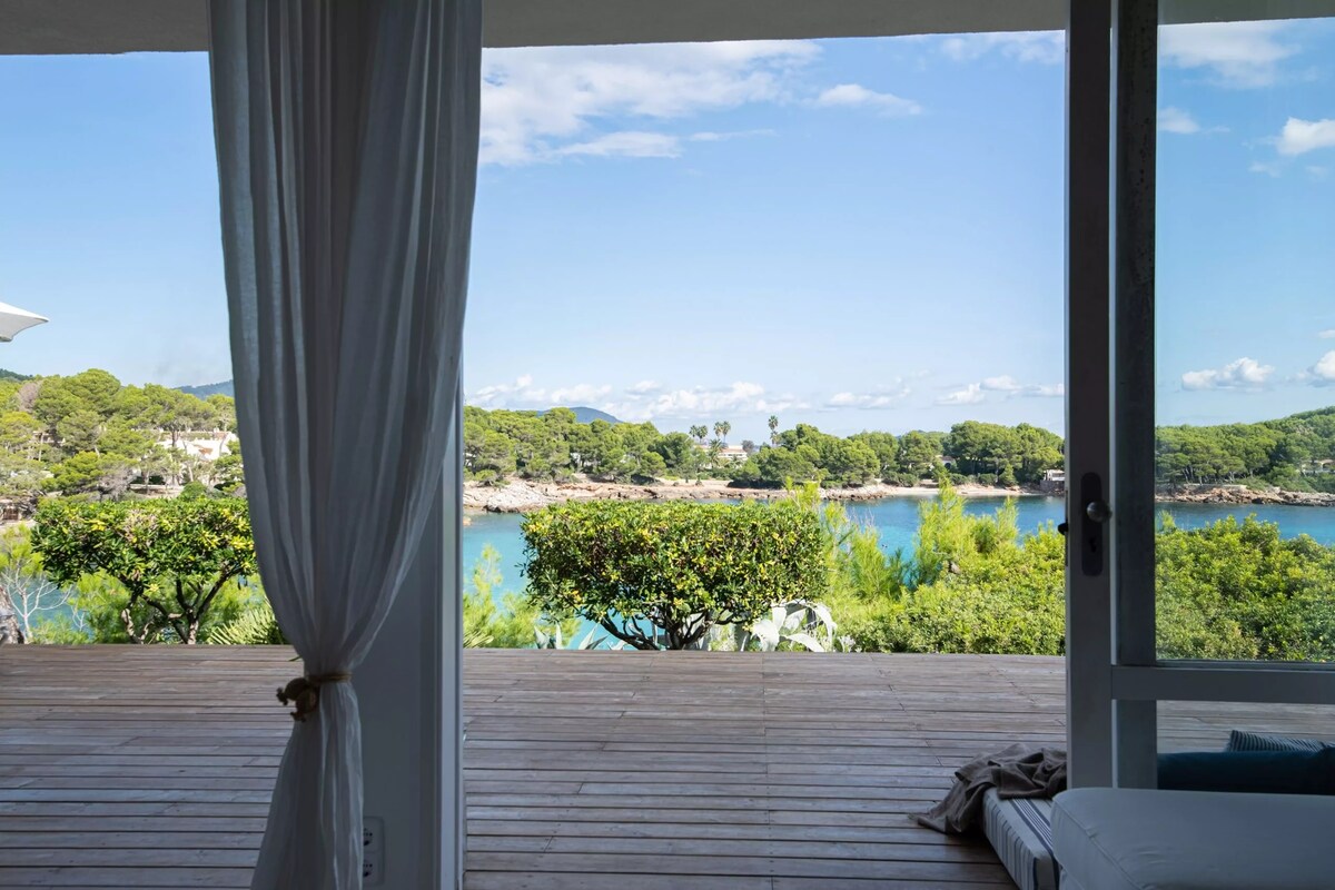 Cozy villa facing blue waters