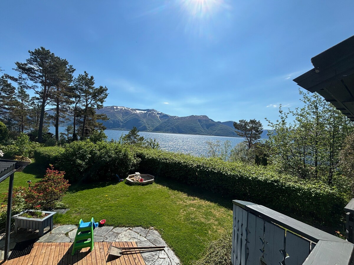 Flott villa med fjordutsikt