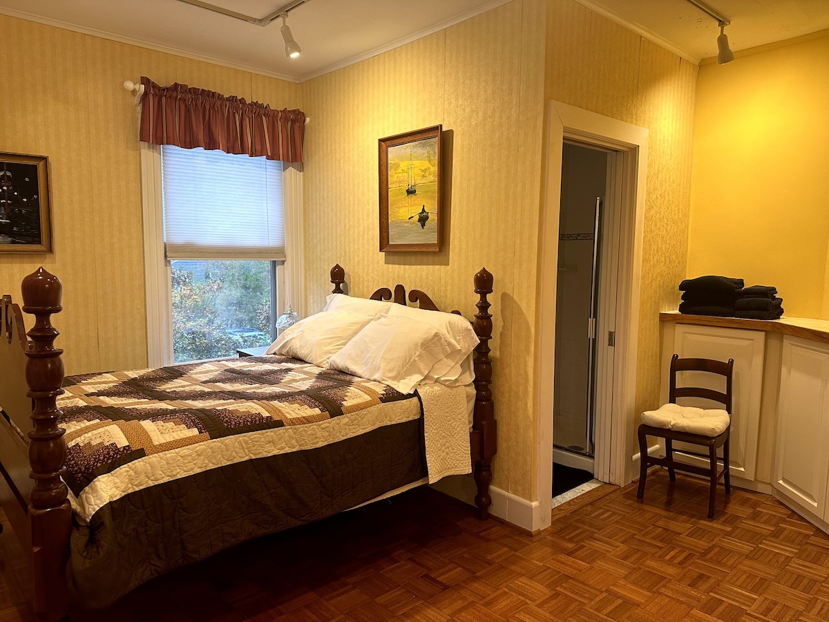 Cozy room with private bath, close to Kripalu