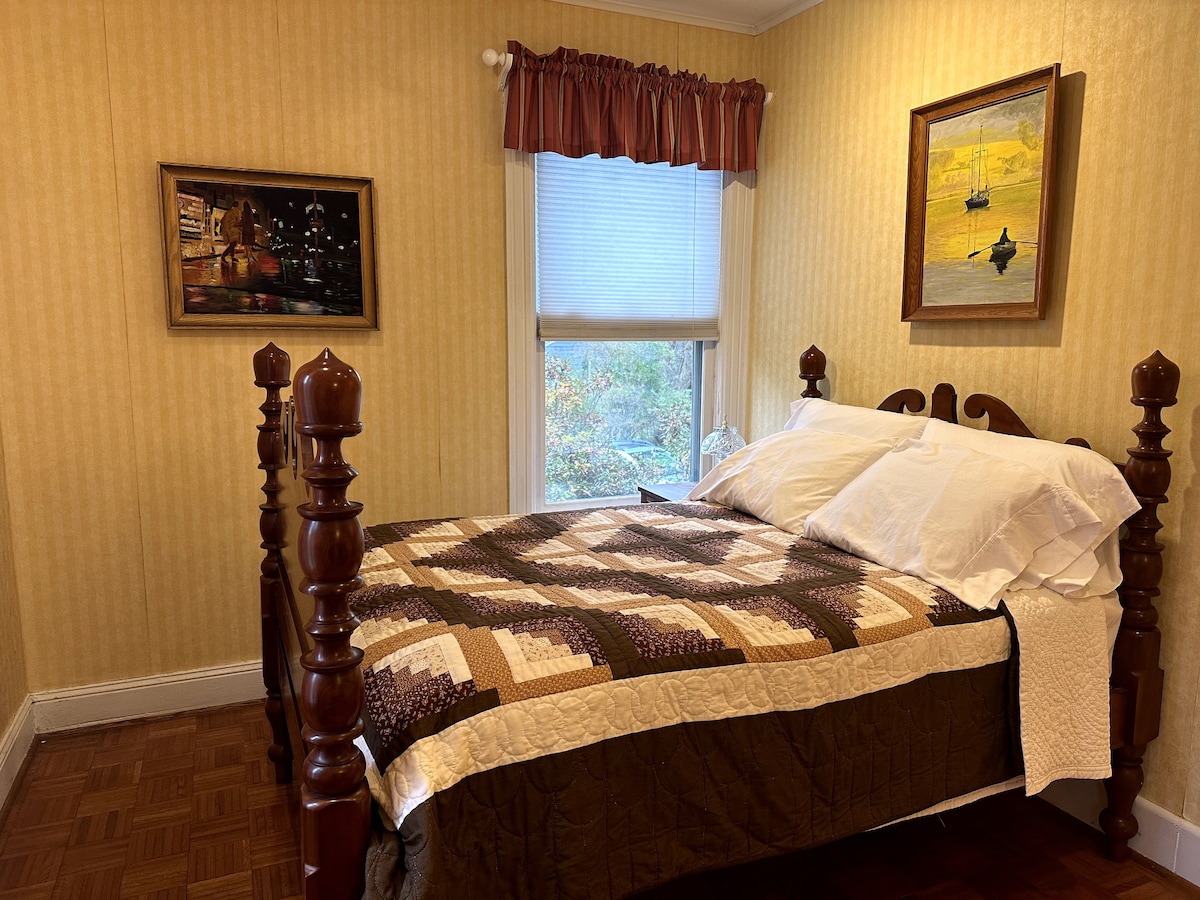 Cozy room with private bath, close to Kripalu