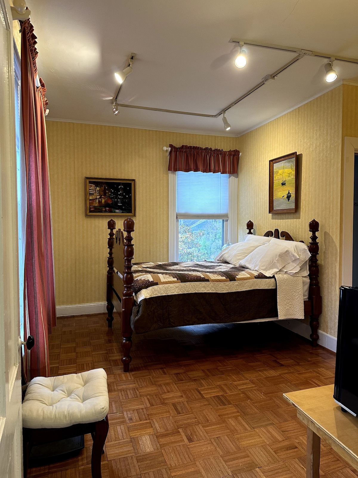 Cozy room with private bath, close to Kripalu