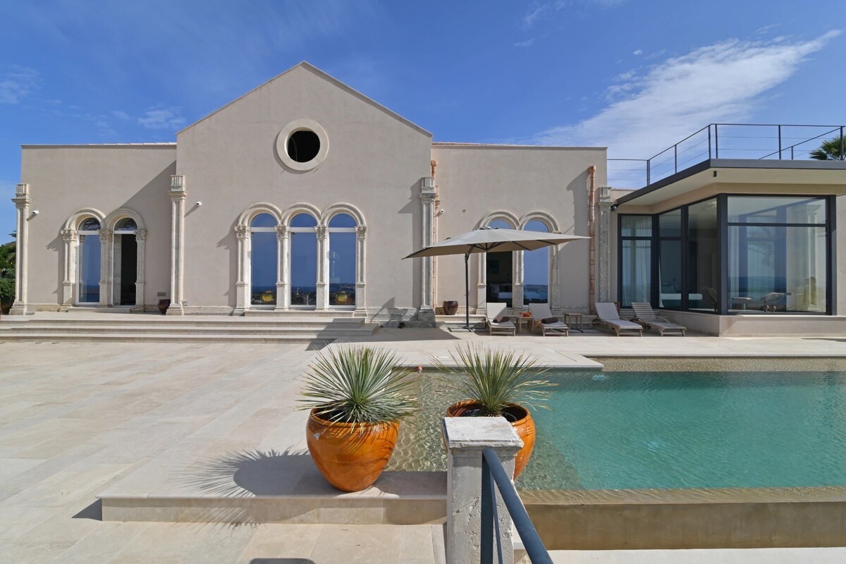 New! Luxurious serviced Villa Oleandra in Siracusa