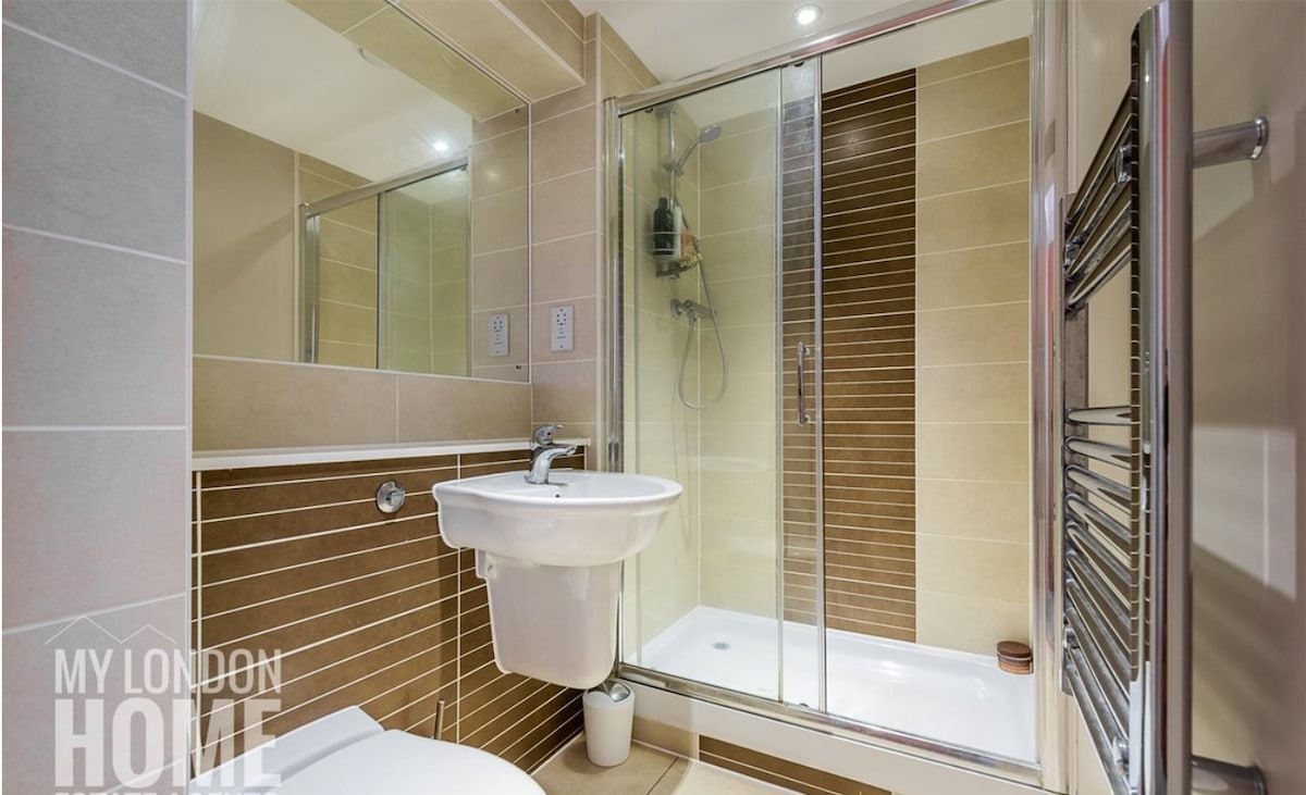 Private bath-London Eye Waterloo luxury flat-room