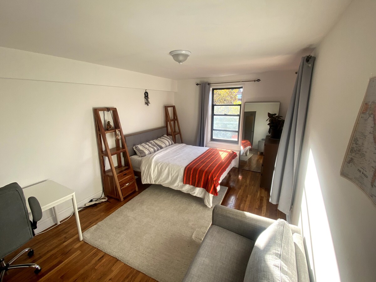 Large Sunny, bedroom