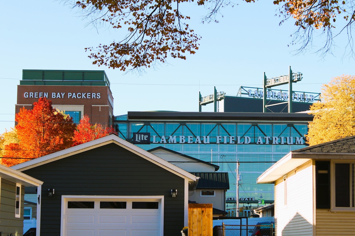 Lambeau Field View: 3 Bedrooms: Tailgating Spot