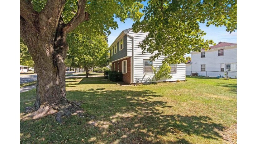 Lambeau Field View: 3 Bedrooms: Tailgating Spot