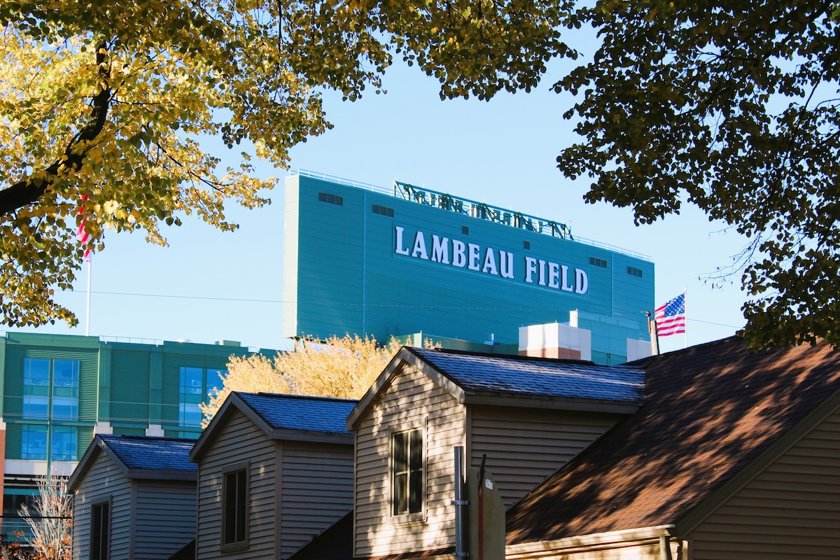 Lambeau Field View: 3 Bedrooms: Tailgating Spot