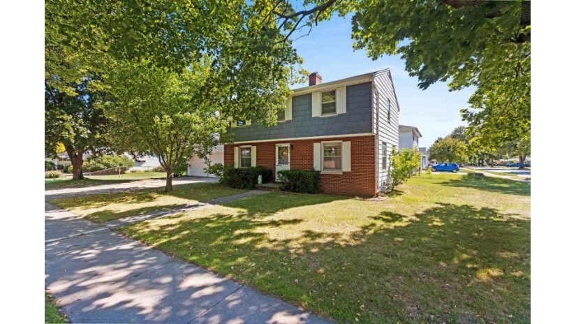 Lambeau Field View: 3 Bedrooms: Tailgating Spot