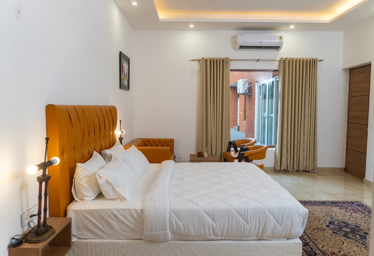 Luxury Suite with Balcony By The Lodgers Gr Noida
