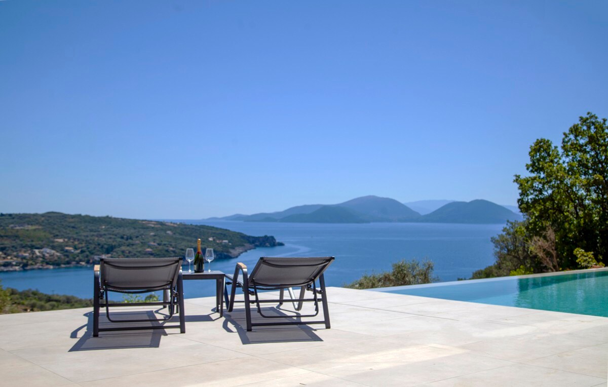 Villa Blauw with Infinity Pool & Sea Views