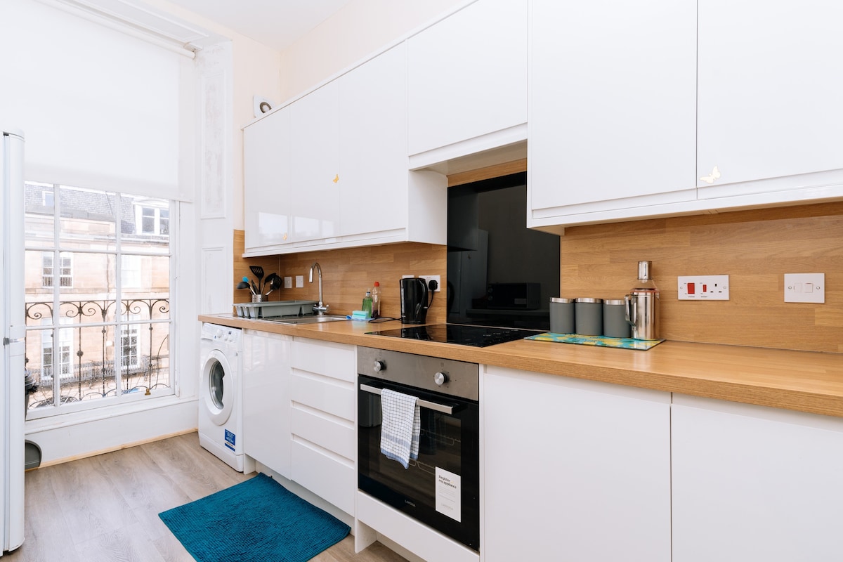 Bright High-Ceiling 2BD Flat - Central Edinburgh!