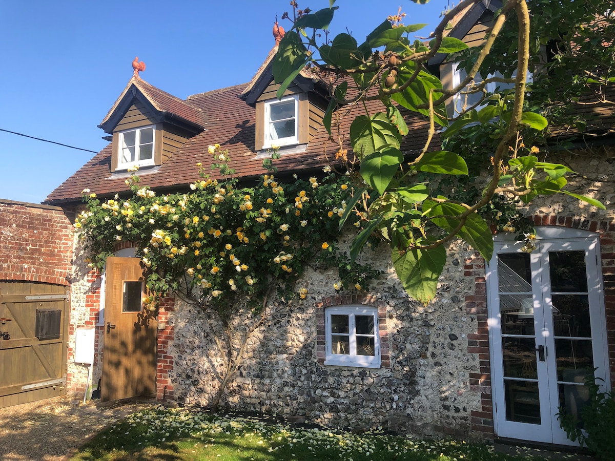 Cosy two bedroom garden cottage