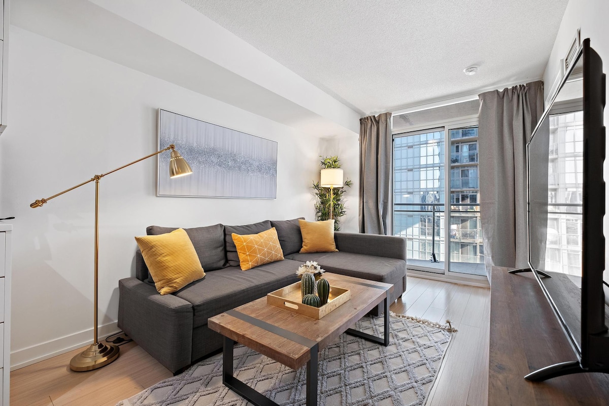 Amazing Condo Downtown + 1 Free Parking