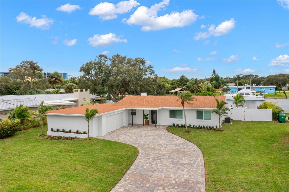 Walk to Beach, Riverfront home. Bring your boat!