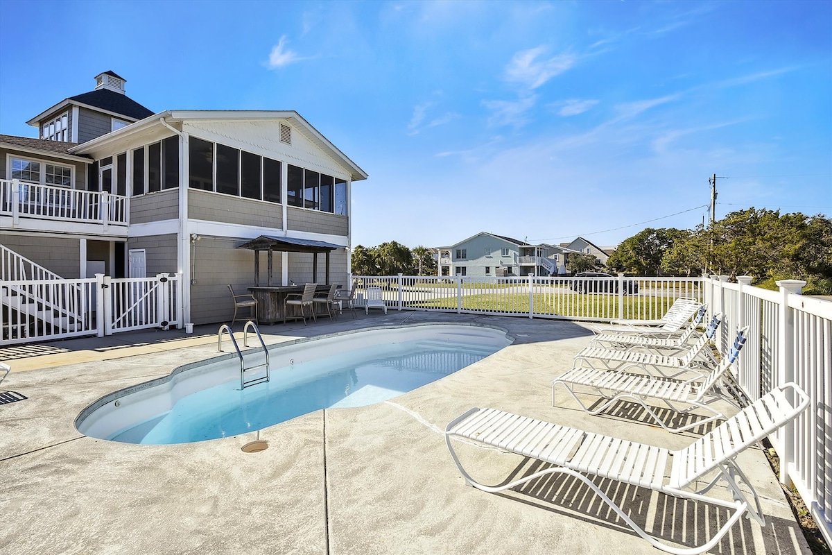 Happy Starfish: Across from Beach- Pool-Tiki Bar