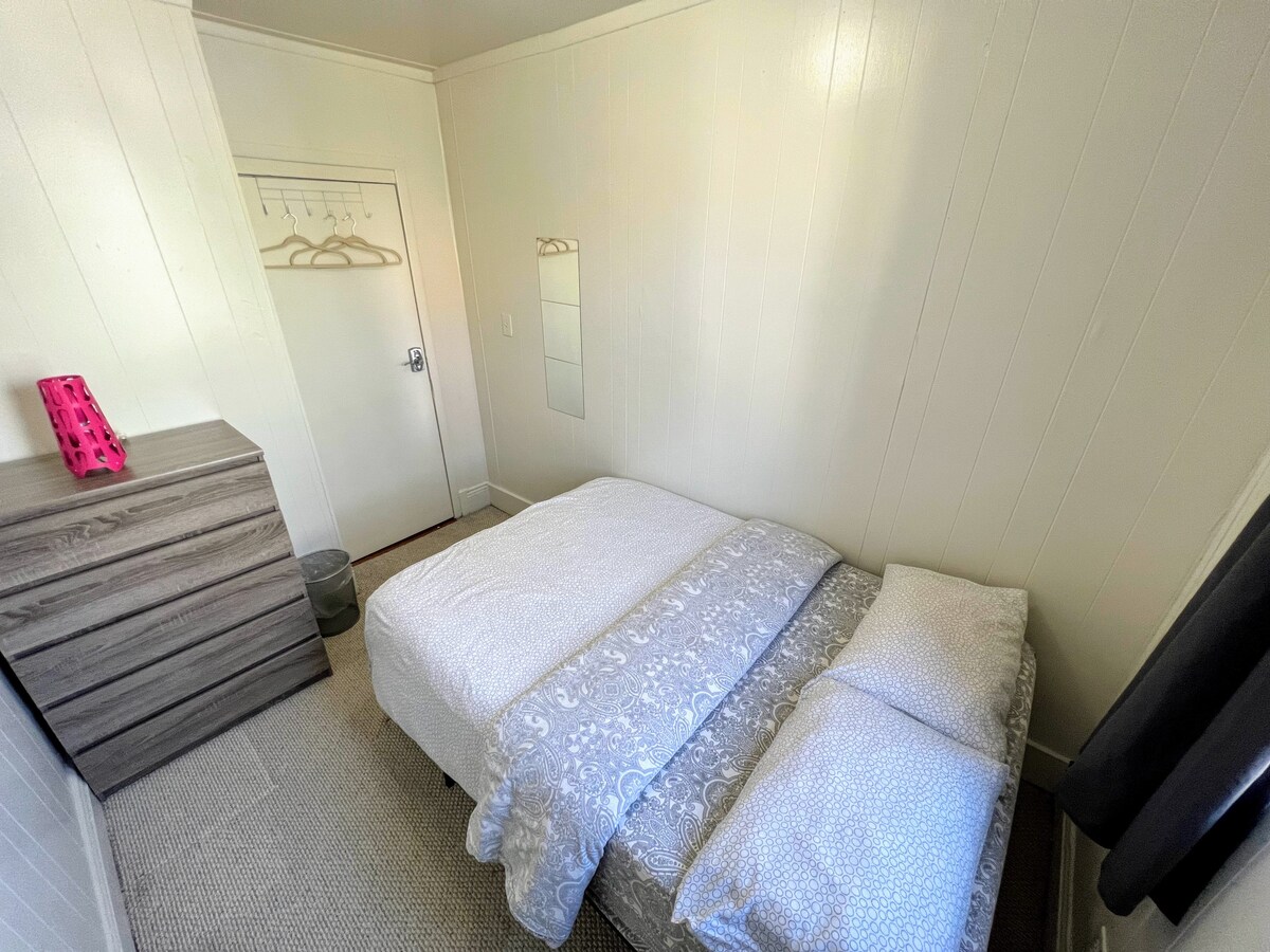 舒适的独立卧室，标准双人床/阿斯托里亚