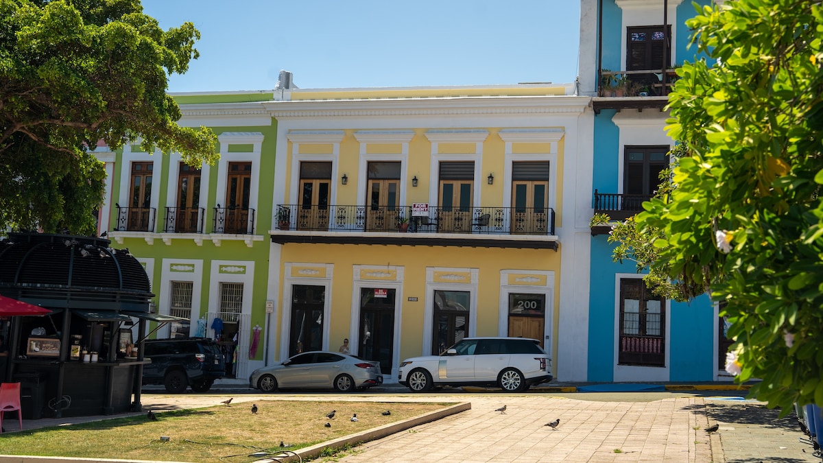 16 Guest Spanish Building In Old San Juan