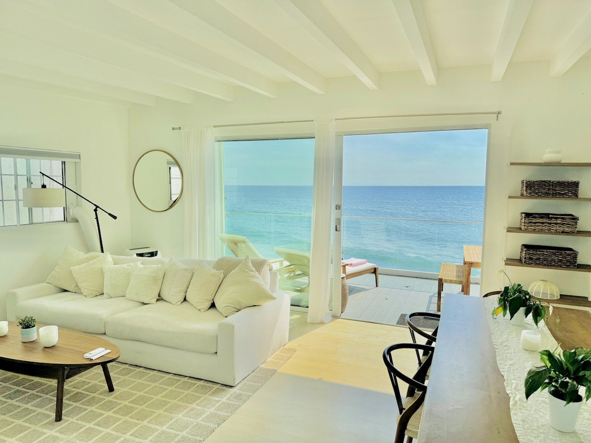 Sandy Toes Oasis: Beachfront Gem