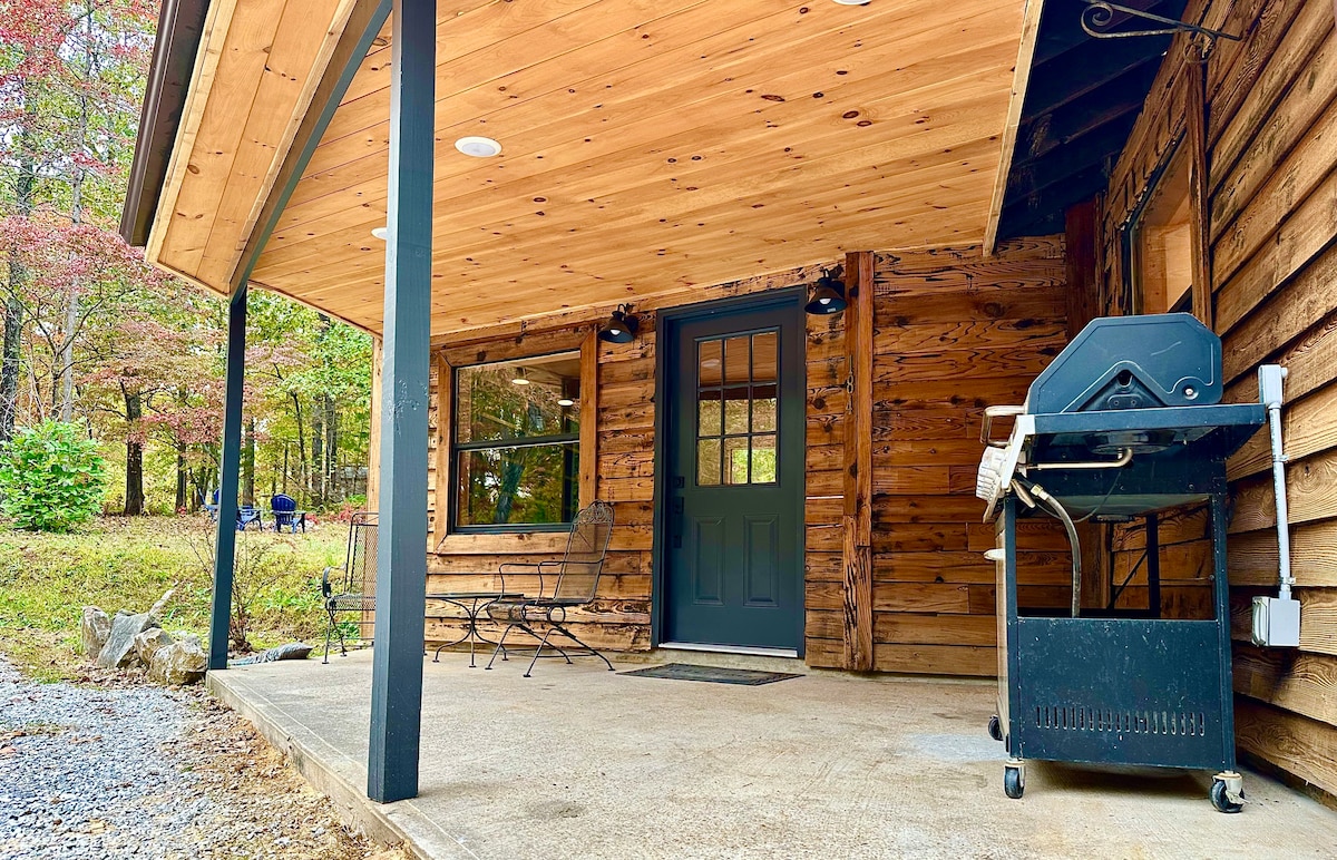 Onyx Grove Cabin | 2 bedrooms & HOT TUB!