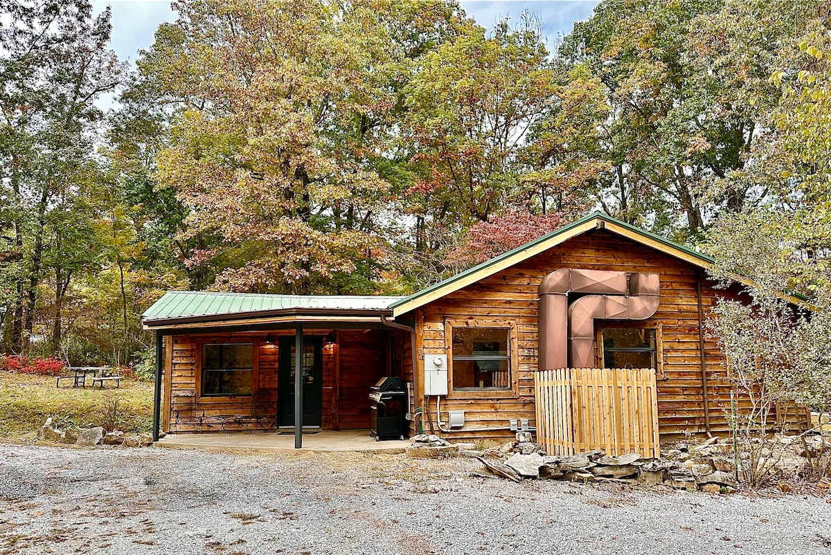 Onyx Grove Cabin | 2 bedrooms & HOT TUB!