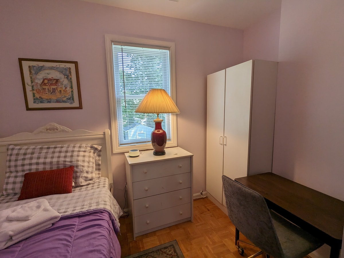 La Petit Chambre with Workspace - Room #3