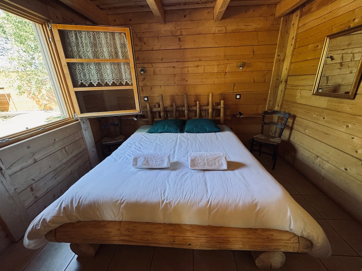 Chambre dans un chalet bois 1