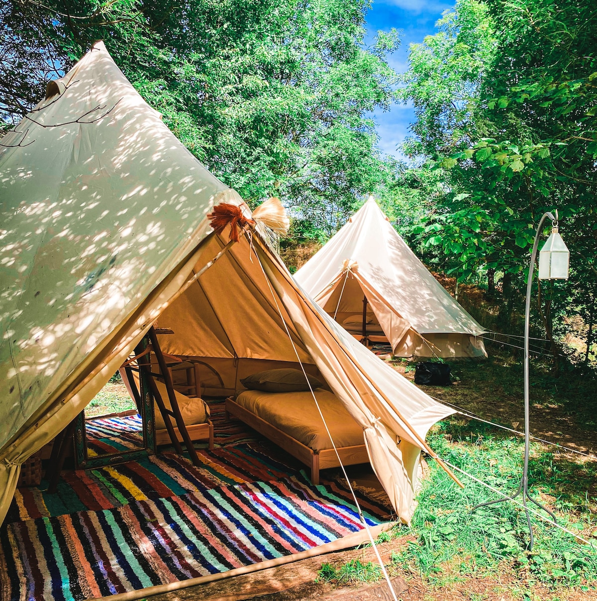 3 tipis côte à côte, camping convivial